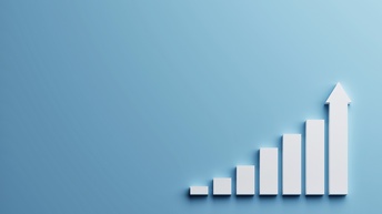 Auf hellblauem Hintergrund sieht man in der rechten Bildhälfte weiße, rechteckige Klötze, die immer größer werden. Der letzte Klotz ist ein Pfeil.