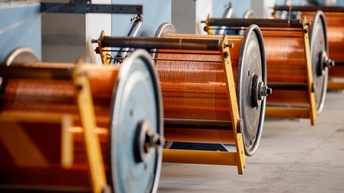 Kuperdrahtproduktion, Kupferkabel auf Spulen in einer Fabrikstätte
