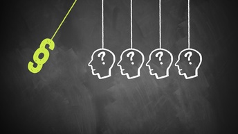 Illustration eines dunklen Hintergrunds. Von oben hängen die Umrisse von vier Köpfen von Personen an Seilen herunter. In den Köpfen sind Fragezeichen. Links davon schwingt der Umriss eines Paragrafenzeichens auf die Köpfe zu