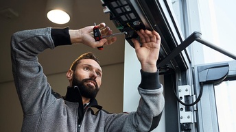 Monteur arbeitet am Fenster