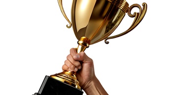 Vor einem weißen Hintergrund hält ein ausgestreckter Arm einen Pokal in die Höhe