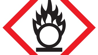 Schwarzes Symbol eines Kreises auf schwarzer Linie mit Flammen rot quadratisch umrandet auf weißem Hintergrund