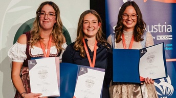  Leonie Schweighofer, Julia Gschwandtner und  Anna Schweighofer bei der Siegerehrung 