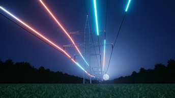 Eine grafische Darstellung zeigt mehrere Strommasten in einer Landschaft bei Nacht. Zwischen den Masten verlaufen Hochspannungsleitungen. Entlang der Leitungen sind farbige Lichtlinien in Blau, Grün und Rot dargestellt
