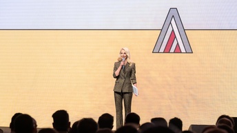 Die Moderatorin auf der Bühne bei der Verleihung des Bundeswerbepreis AUSTRIACUS 2025