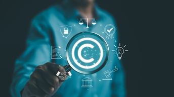 Eine Person vor einem schwarzen Hintergrund und hält eine Lupe, mit der sie ein weißes Copyright-Symbol vergrößert. Rundherum sind andere Symbole: Waage, Häkchen, Lampe, Hammer, Parlament, Hände, ein Dokument, ein Schloss. 