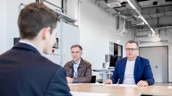 Instalatuer-Lehrling bei einer Gesellenprüfung