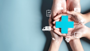 Vor einem hellen Hintergrund sind sechs Hände von drei Personen, die nach oben geöffnet sind. Über den Händen ist in der Mitte ein blaues Kreuz. Daneben sind verschiedene Symbole wie eine Spritze, ein Krankenwagen, Medikamente