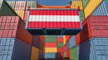 3D-Rendering eines schwebenden Containers, der an Seilen oben hängt, der Container ist rot-weiß-rot gestreift und symbolisiert die österreichische Flagge. Um den schwebenden Container sind viele weitere gestapelte Container in unterschiedlichen Farben.