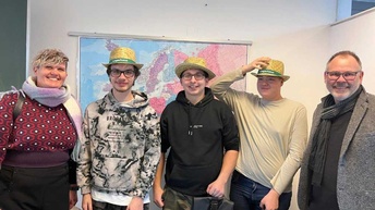 Landesinnungsmeister Andreas Maly und seine Stellvertreterin Monika Metzner bei Rucksackübergabe an die burgenländischen Gartengestalter Lehrlinge.