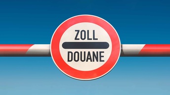 Zoll-Schild vor blauem Himmel