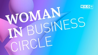 Woman in business circle in Großbuchtaben und weiß
