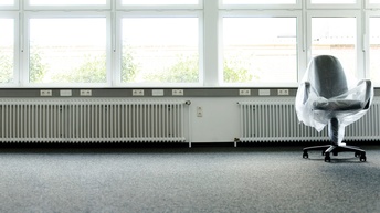 Verpackter Bürosessel in einem leeren Büroraum