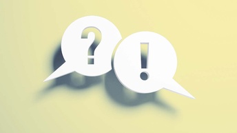 Rufzeichen und Fragezeichen in einer weißen Sprechblase vor einem dunkelblauen Hintergrund