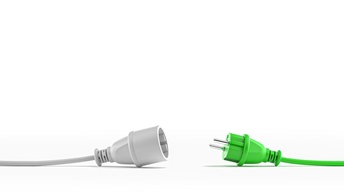 Weißer Tank mit blauer Aufschrift H2 von dem Steckdose mit Kabel wegreicht in Richtung anderem grünen Kabel mit Stecker