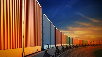 Verschiedenfarbige Zugcontainer auf Gleisen