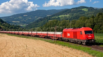 Güterzug der ÖBB, im Hintergrund eine Berglandschaft