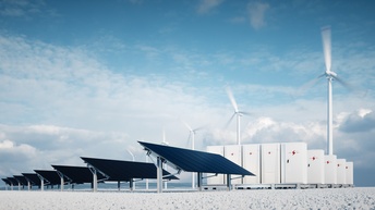 Windkrafträder, Solarpanele und Speicheranlagen unter blauem Himmel