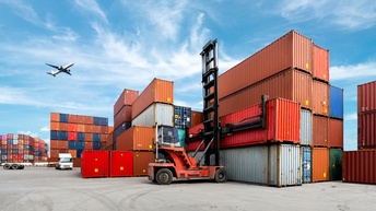 Container bereit für den weiteren Transport, ein Gabelstapler steht parat und ein Flugzeug hebt im Hintergrund ab, Logistikkonzept