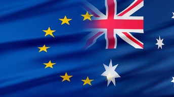 Auf einem dunkelblauen Stoff ist links ein Halbkreis, bestehend aus gelben Sternen. In der Mitte oben sind rote horizontale, vertikale und diagonale Striche, die weiß umfasst sind. Rechts sind weiße Sterne