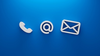 Vektor-Illustration eines blauen Hintergrunds, auf dem ein Telefonhörer, ein @-Zeichen und ein Briefumschlag sind.