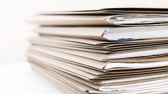 Nahaufnahme eines Aktenstapels