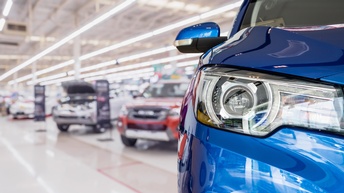 Detailansicht eines blauen Autos, im Hintergrund weitere Fahrzeuge