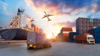 Vektor-Illustration eines asphaltierten Bodens, auf dem mehrere LKWs sind. Hinter den LKWs sind gestapelte Container. Links neben ihnen ist ein großes Schiff. Über ihnen fliegt ein Flugzeug