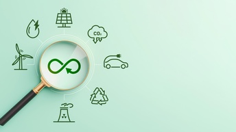 Grafik zum Thema alternative Energien, auf mintgrünem Hintergrund liegt in der linken Bildhälfte eine Lupe. Von dieser führen einzelne Striche zu verschiedenen, dunkelgrünen Symbolen wie Wasserkraft, Solarpanelen, Windrädern, Atomkraftwerken, Elektroauto