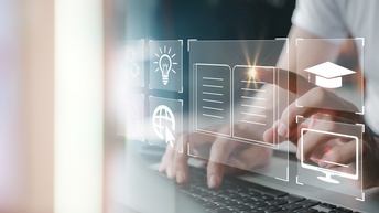 Detailansicht Hände auf Tastatur mit Overlay von weißen Icons zum Thema Bildung