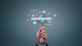 Vektor-Illustration eines dunklen Hintergrunds, in dessen Mitte das Eingabefeld einer Suchmaschine ist. Um das Feld liegen verschiedene Symbole, wie Sprechblasen, Pfeile, ein Kuvert, eine Silhouette. Eine Person hält eine Lupe darauf