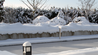 schneebedeckter Pool 