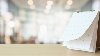 Auf einem Tisch steht ein Kalender