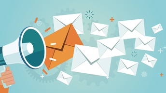 Illustration eines türkisen Hintergrunds. In der linken Bildhälfte ragt von unten eine Hand ins Bild, die ein Megafon hält. Neben dem Megafon sind mehrere unterschiedliche Briefumschläge