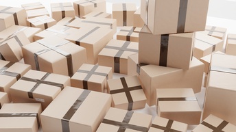 Viele, unterschiedlich große Kartons nebeneinander auf hellem Untergrund stehend bzw teilweise übereinander gestapelt