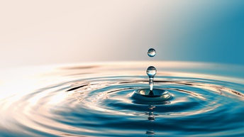 Nahaufnahme von Wassertropfen mit zirkulären Wellen