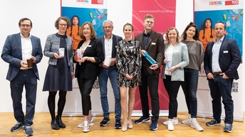 Neun Personen bei der Veranstaltung „Schule trifft Wirtschaft