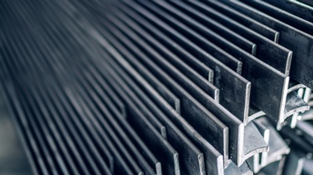 Close-up von langen Winkeln aus Metall horizontal übereinander gestapelt