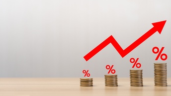 Mehrere von der Höhe zunehmende Münzstapel nebeneinander platziert, über einzelnen Stapeln Prozentzeichen und Pfeil mit Knick und Aufwärtstrend