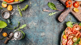 Gemüse auf einer Arbeitsplatte in Vorbereitung für einen Salat, Topview, Vogelperspektive