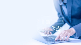 Nahaufnahme des Oberkörpers einer Person in der rechten Bildhälfte, die vor einem Laptop sitzt. Sie tippt auf der Tastatur. In einem rechteckigen Rahmen sind Symbole zu sehen: eine Glühbirne, ein Abschlusshut, ein Laptop. Die rechte Bildhälfte ist weiß. 