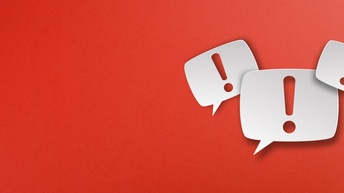 Auf rotem Hintergrund sind drei Rufzeichen in jeweils einer Sprechblase