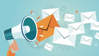 Illustration eines türkisen Hintergrunds. In der linken Bildhälfte ragt von unten eine Hand ins Bild, die ein Megafon hält. Neben dem Megafon sind mehrere unterschiedliche Briefumschläge