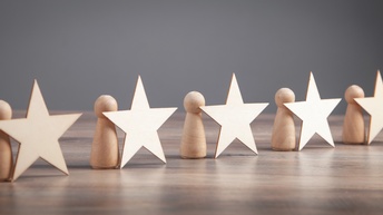 Fünf Holzfiguren mit Holzsternen