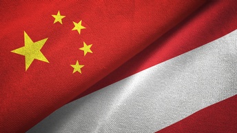 Chinesische neben österreichische Flagge: Roter Stoff mit gelben Sternen neben rot-weiß-rot gestreiftem Stoff