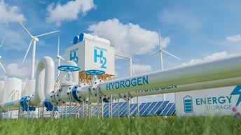 3D-Renderering einer grünen Wiese, auf der zwei lange Rohre parallel nebeneinander verlaufen. Auf beiden steht Hydrogen. Im Hintergrund ist ein Container, auf dem Energy Storage steht sowie Windräder und Solarzellen.