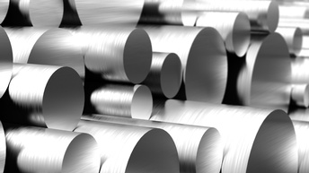 Detailansicht aufeinandergestapelter Metallrohre