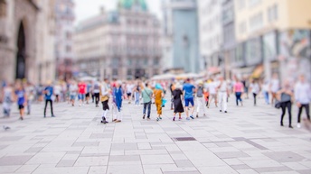 Wiener Fußgängerzone mit Menschen (unscharf)