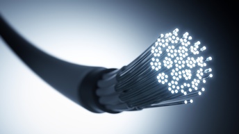 Vektor-Illustration eines schwarzen, dicken Kabels, das vorne offen ist. Aus diesem Kabel ragen viele, kleine, schmale Kabel hinaus, deren Enden hell leuchten. Der Hintergrund ist links hell und rechts dunkel