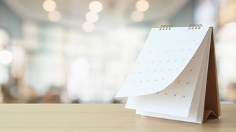 Auf einem Tisch steht ein Kalender